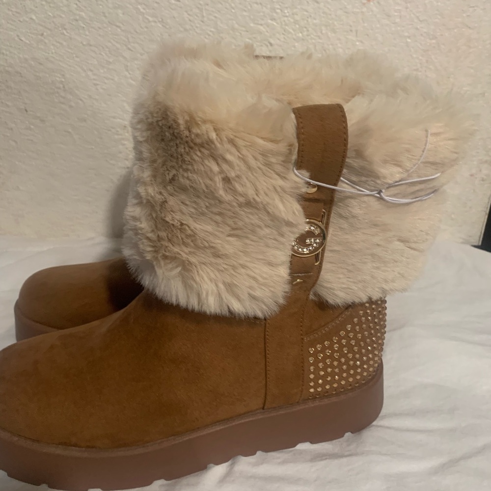 Brown Ankle Boots with Cream Fur Lining and Suede Material - Picture 4 of 10